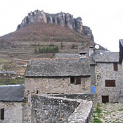 2-Trèves actuel, rocher du Regard vu du village