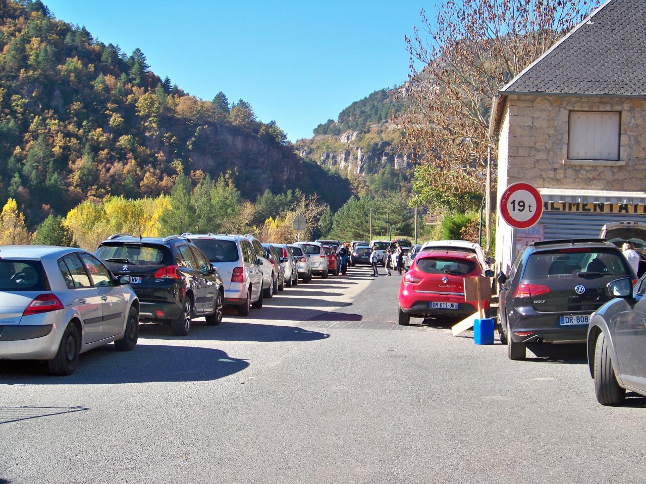 Parking plein à TREVES 2 (photo bruno)